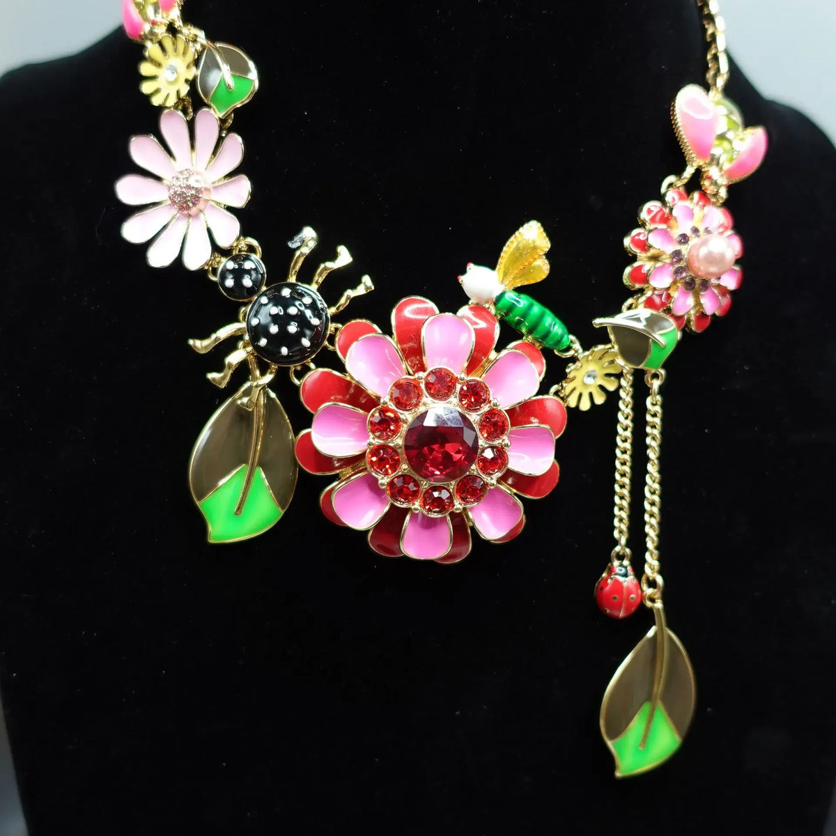 Bright Flowers  Cute Insect Shaped Necklaces Three-dimensional Exaggerated Necklaces
