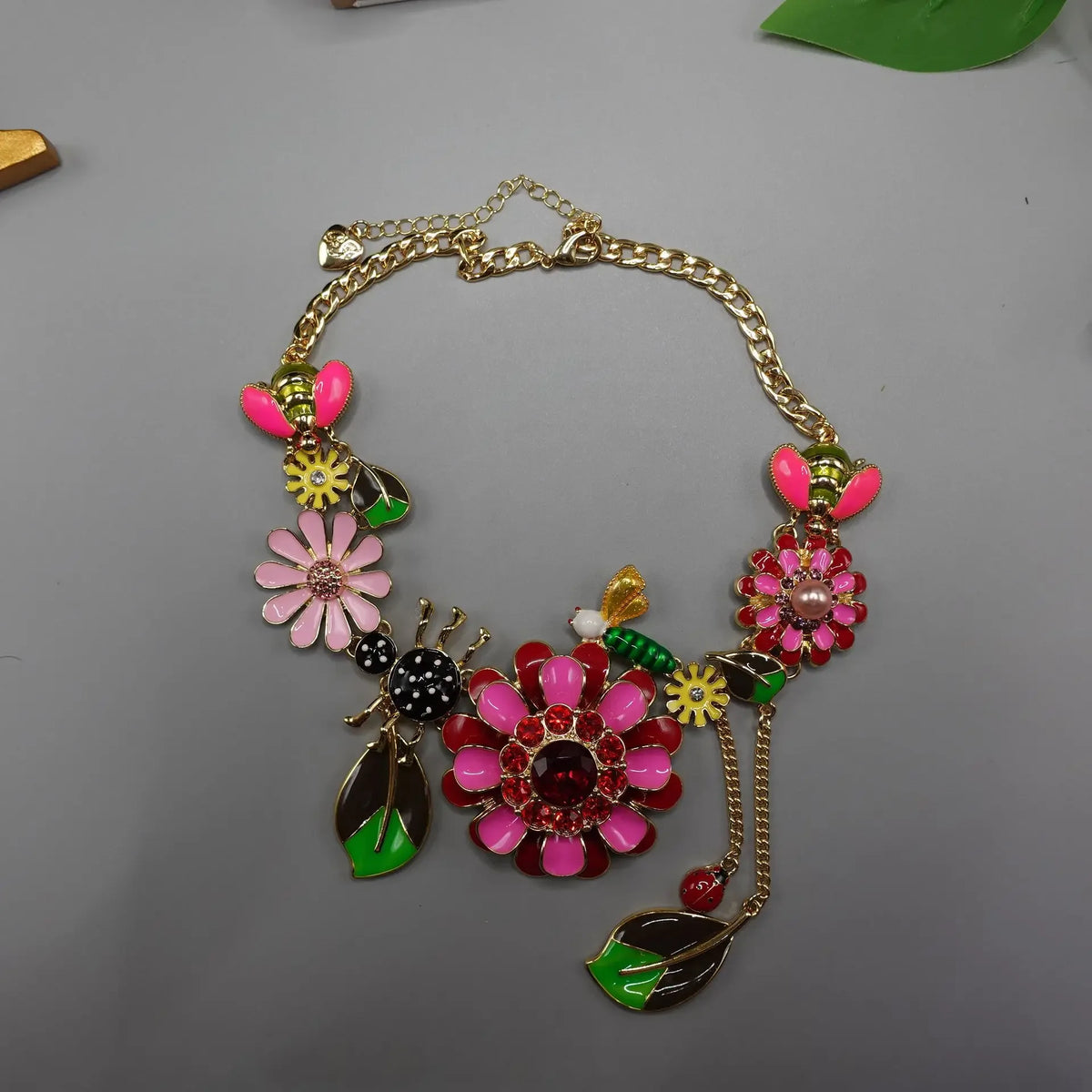 Bright Flowers  Cute Insect Shaped Necklaces Three-dimensional Exaggerated Necklaces
