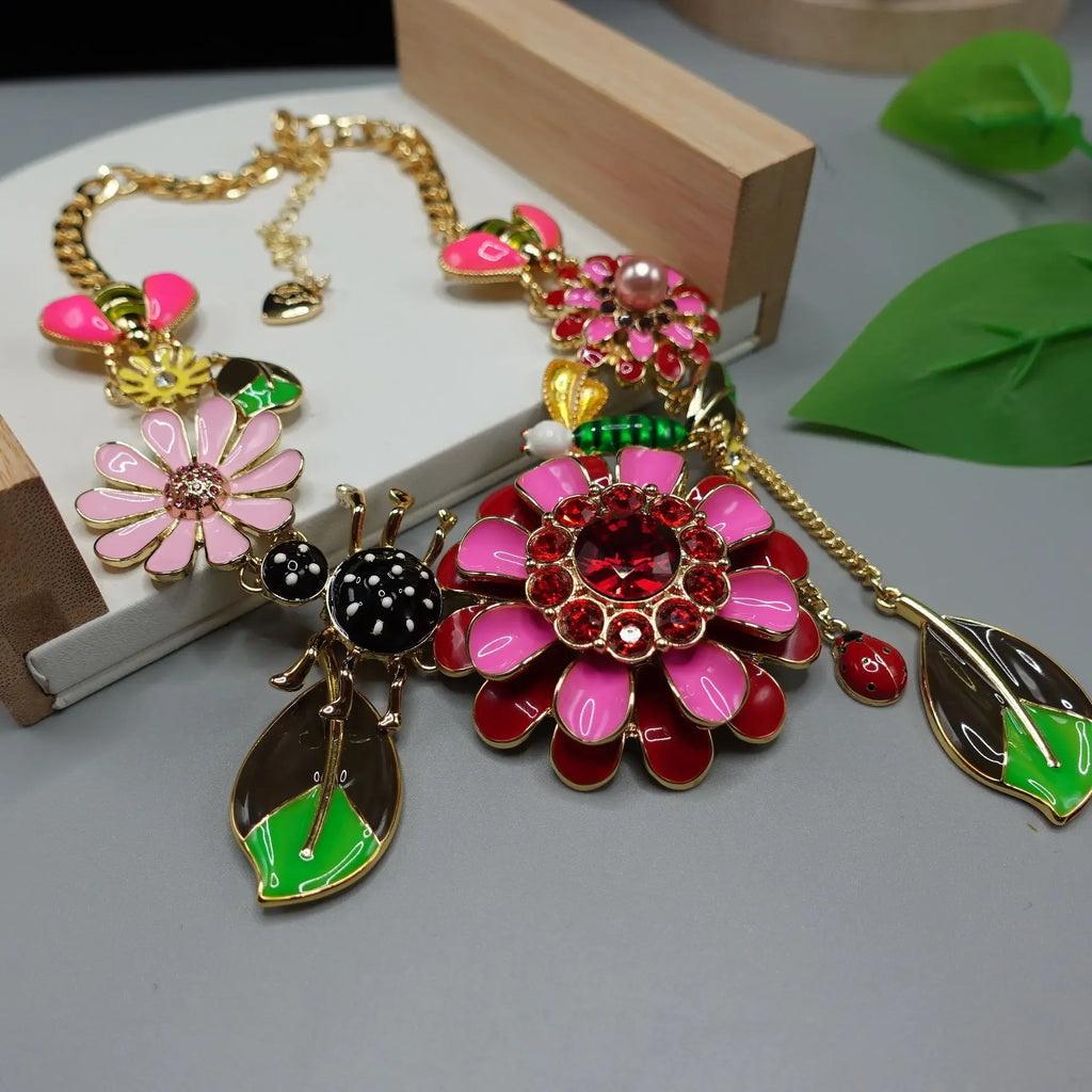 Bright Flowers  Cute Insect Shaped Necklaces Three-dimensional Exaggerated Necklaces